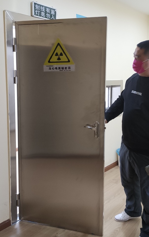技术人员对铅门进行检测